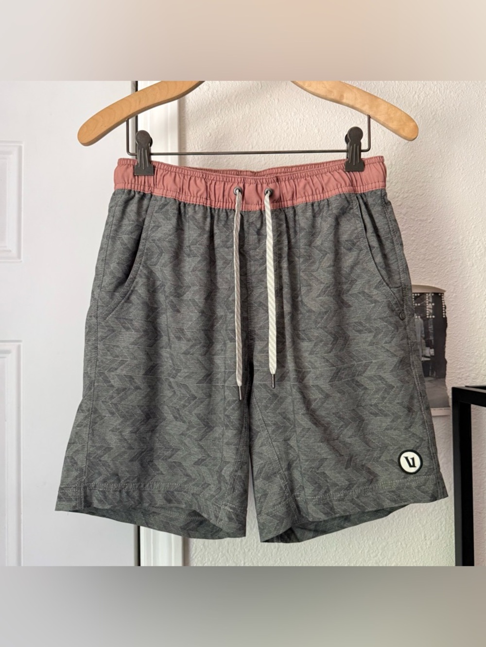 VUORI grey peach chevron zig zag printed drawstring athletic knit pull on shorts